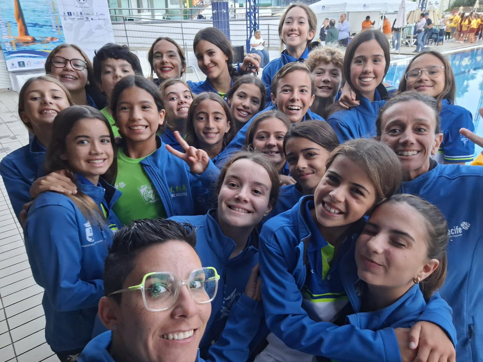 La expedición del CD Pingüinos en el Regional de Natación Artística, en Gran Canaria.