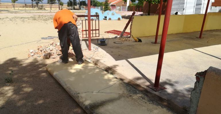 Operario trabajando en una de las obras de los centros educativos