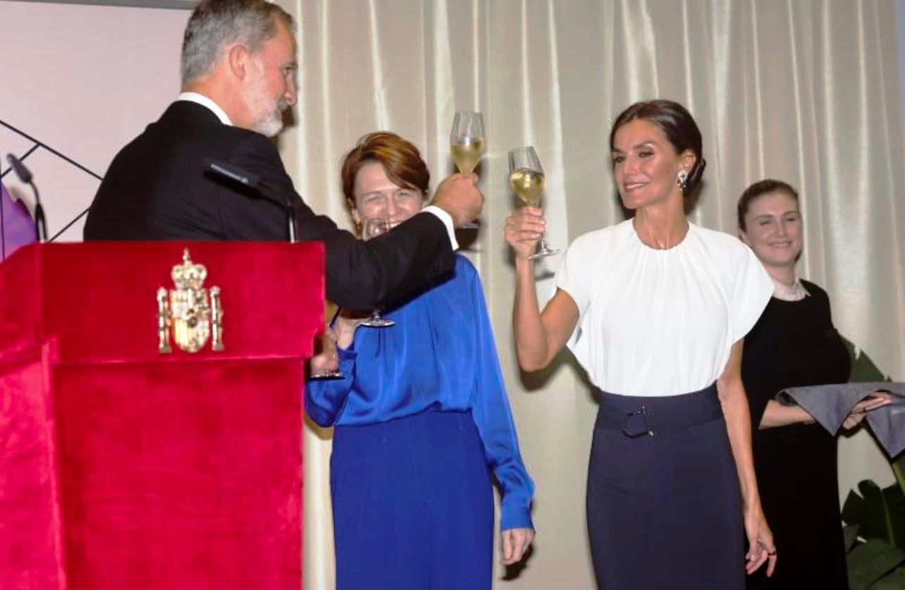 Los Reyes de España, brindando con manzanilla en Fráncfort