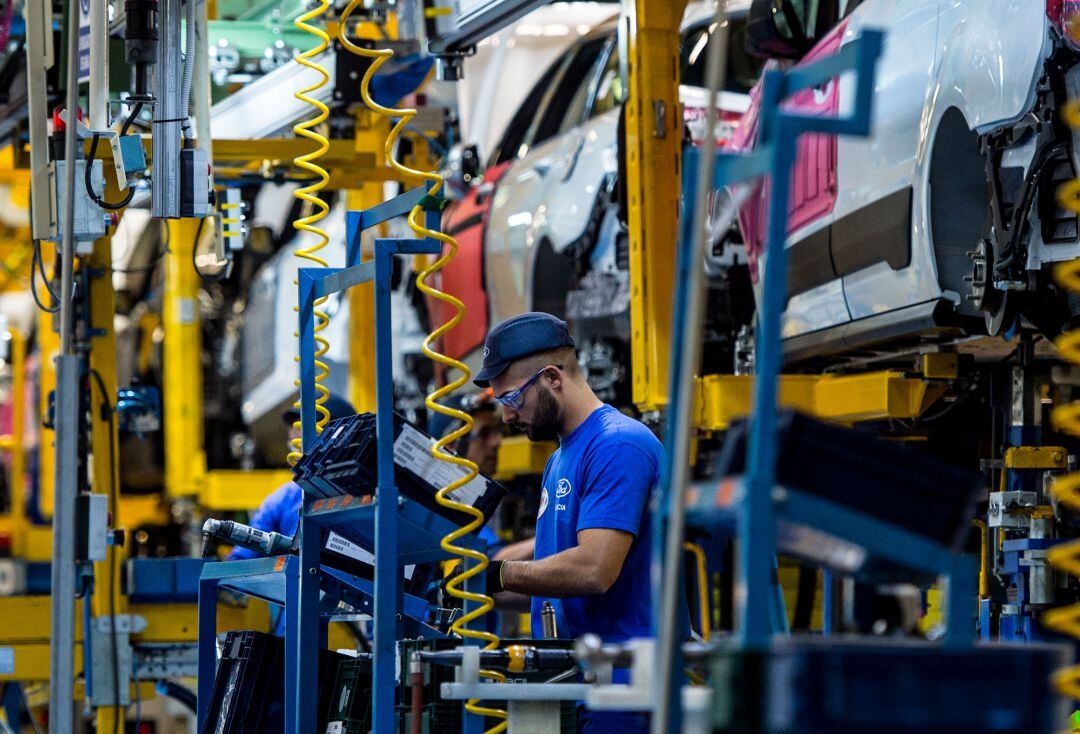 Un operario trabaja en la factoría de Ford en Almussafes.