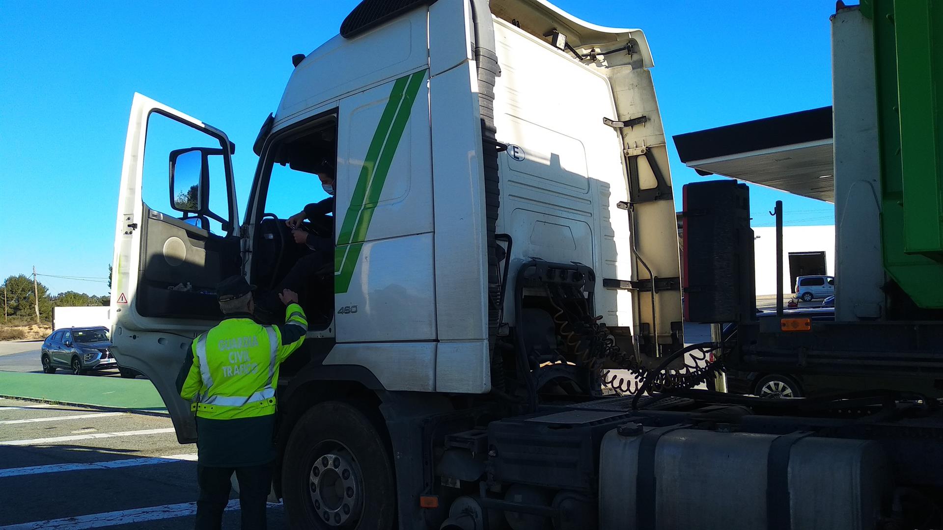 Un agente de la Guardia Civil solicita la documentación del vehículo a un camionero