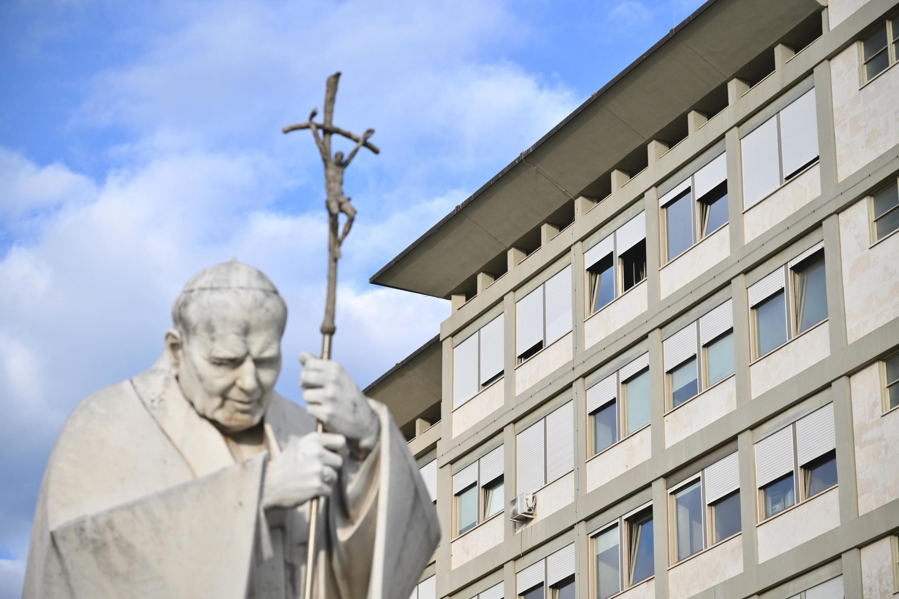 Estatua del papa Juan Pablo en los exteriores del Hospital Gemelli de Roma