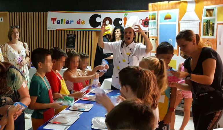 NIños participando el los talleres de cocina en galerias comerciales de Getafe, organizados por ACOEG.