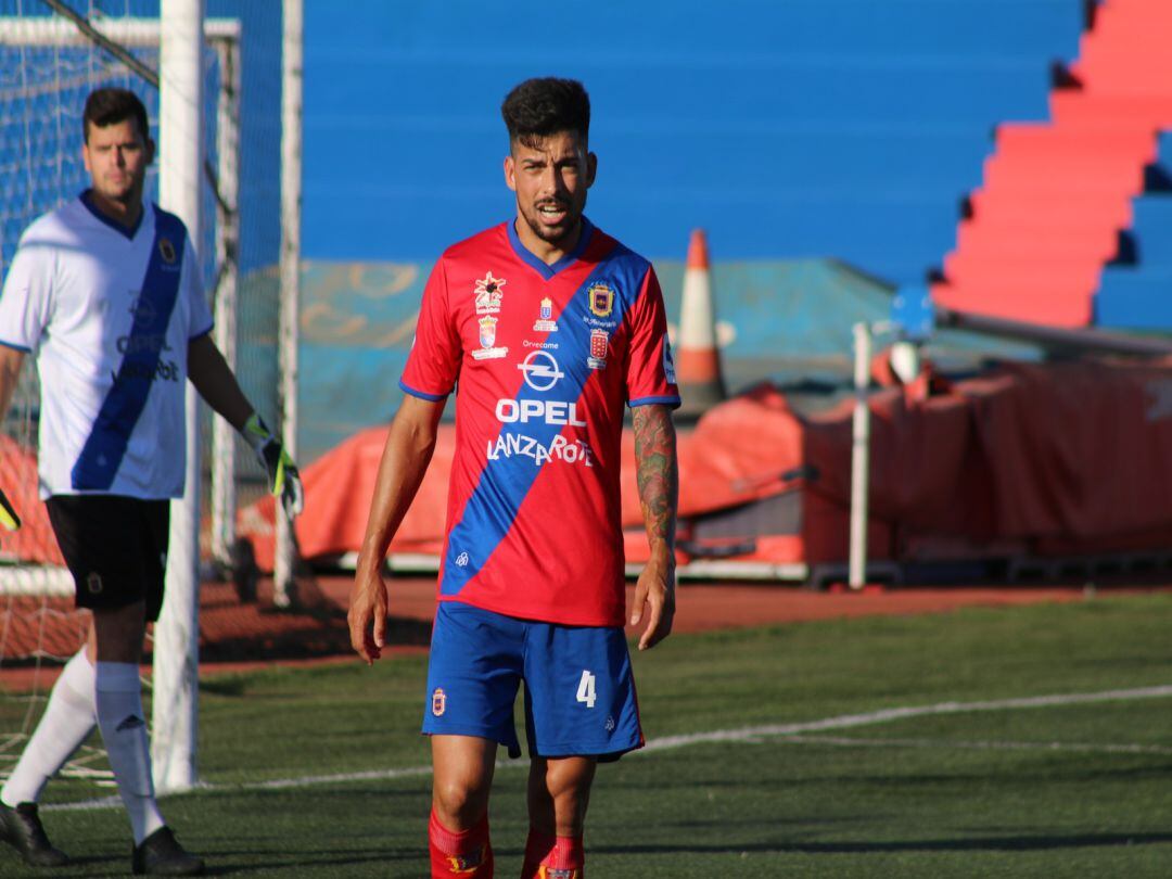 Josua Benítez en un partido de la UD Lanzarote en la Ciudad Deportiva.