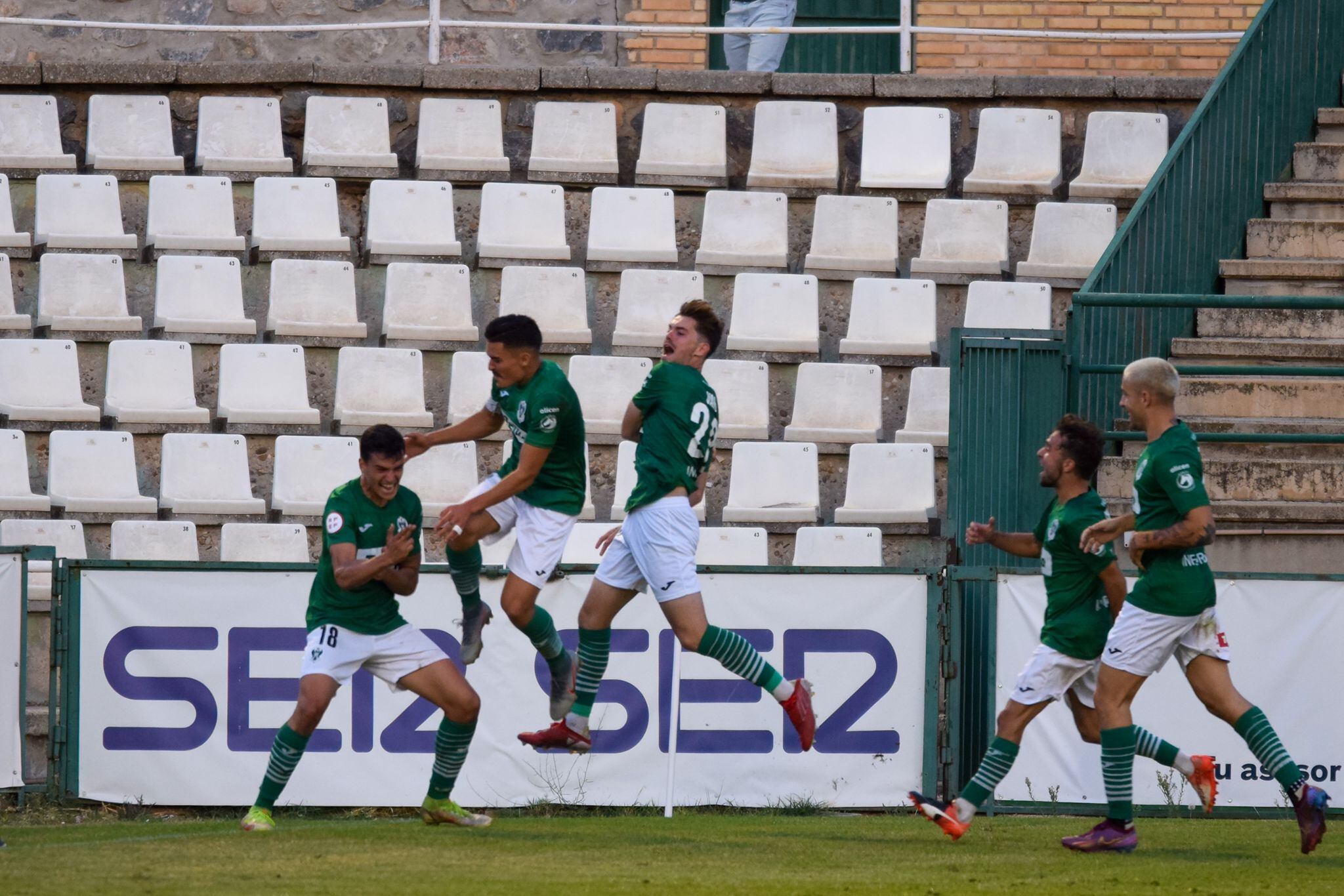 Jon celebra con sus compañeros el gol en el descuento