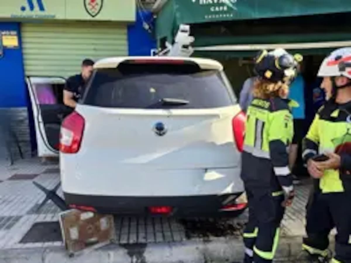 Un coche atropella a varios clientes en una terraza y deja cuatro heridos