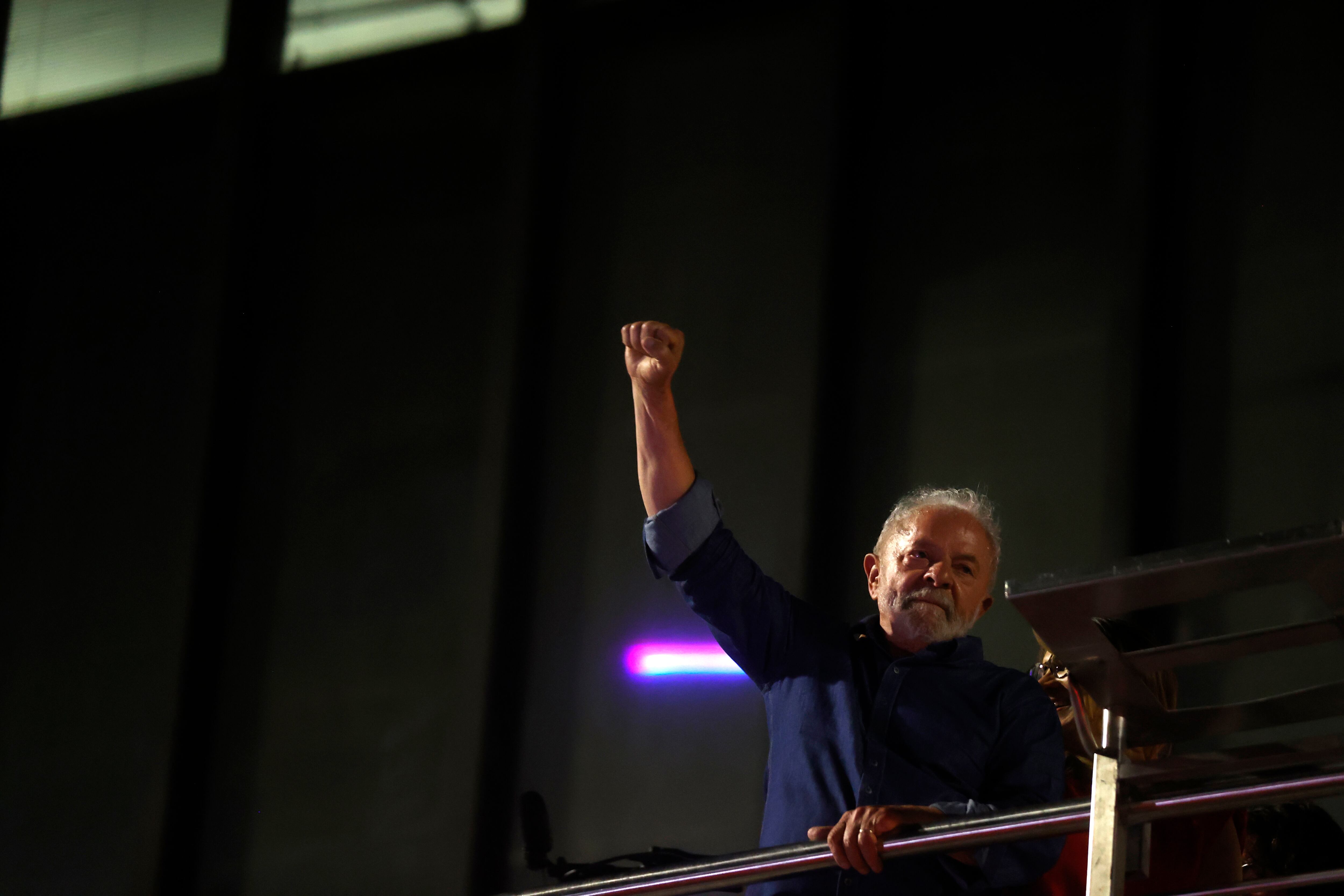 Luiz Inácio Lula da Silva saluda a sus simpatizantes tras su triunfo en la segunda ronda de las elecciones presidenciales, en la Avenida Paulista en Sao Paulo (Brasil)