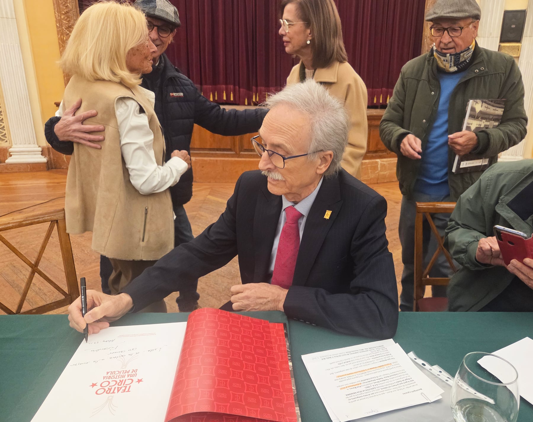 El autor, Ricardo Canalejas, dedicando uno de los primeros ejemplares de su última publicación