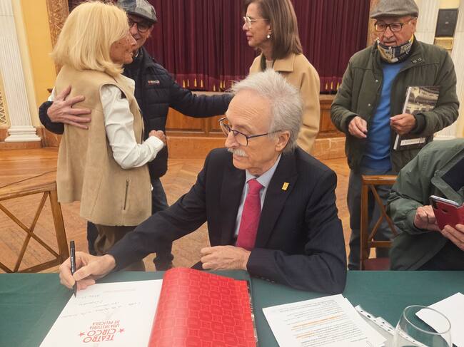 El autor, Ricardo Canalejas, dedicando uno de los primeros ejemplares de su última publicación