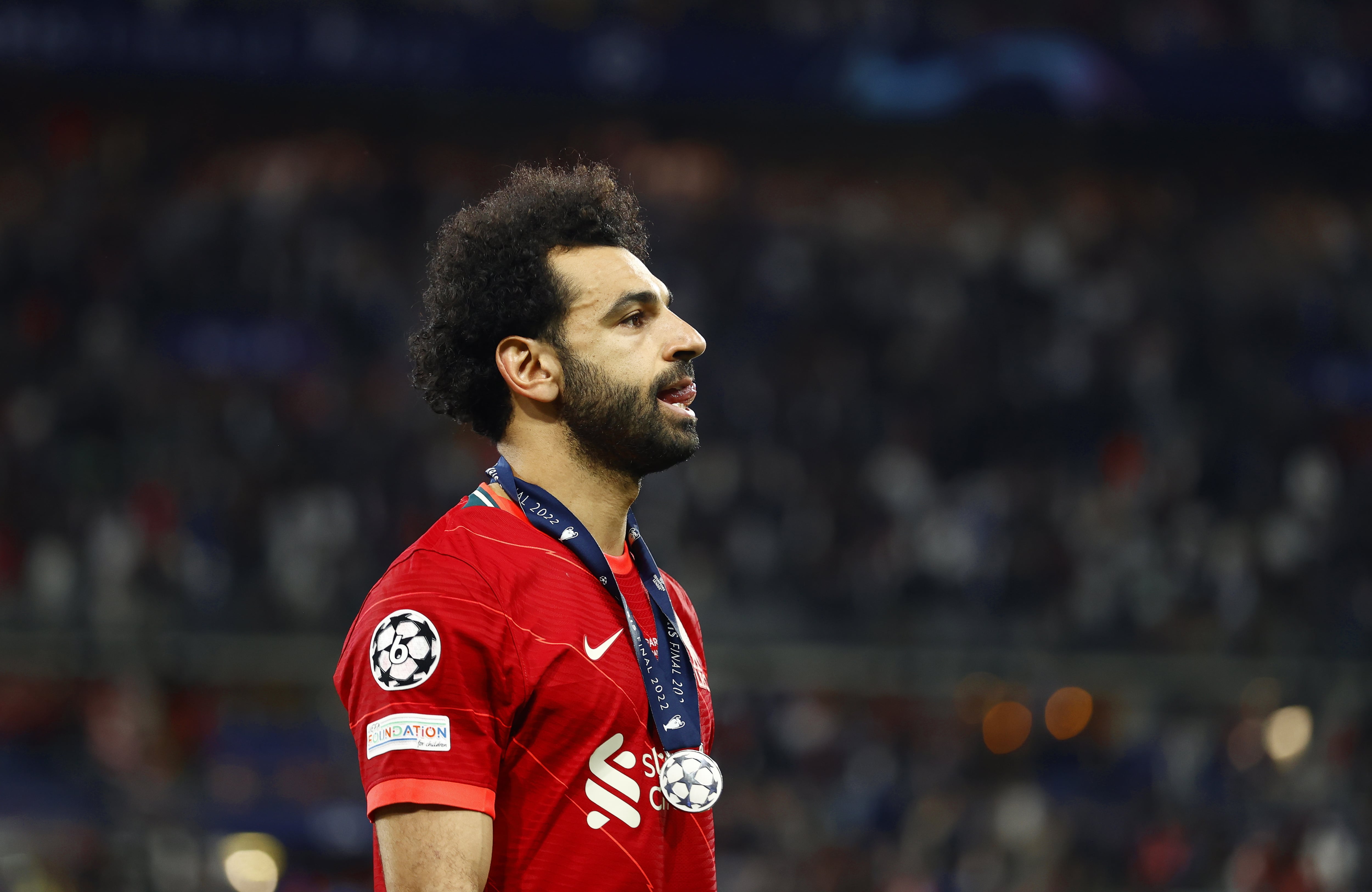 Mohamed Salah recibe la medalla de subcampeón de la final con el Liverpool