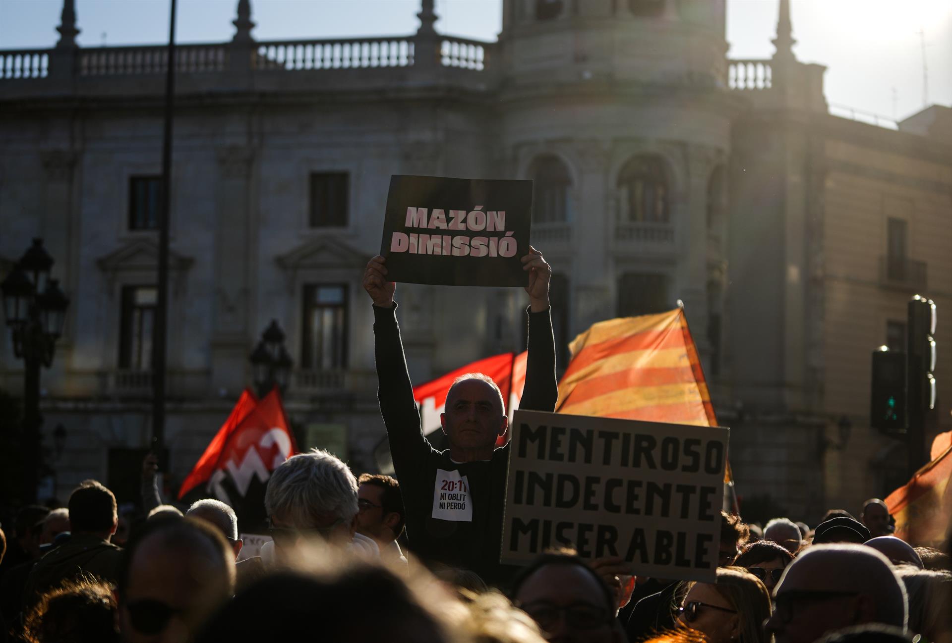 Decenas de personas durante la sexta manifestación ciudadana con el lema 'Mazón dimissió', en la Plaza del Ayuntamiento de València