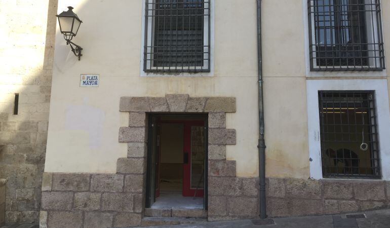 La antigua oficina de Liberbank de la Plaza Mayor, el único cajero del Casco Antiguo