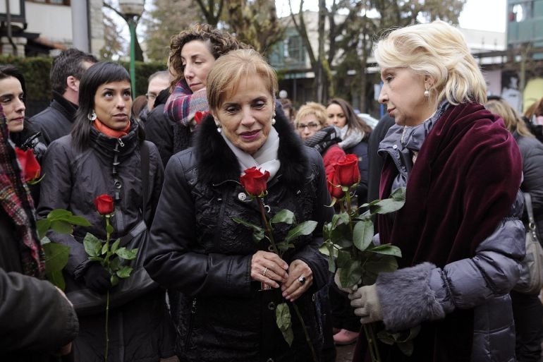 La viuda de Fernando Buesa, Natividad Rodriguez (i), y la madre de Jorge Díez, su escolta, celebran un acto de recuerdo a ambos en el mismo lugar en el que fueron asesinados por ETA, el 22 de febrero de 2000. EFE/Jose Ramon Gomez