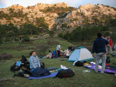 Integrantes del club Llega como puedas preparan un vivac en plena montaña