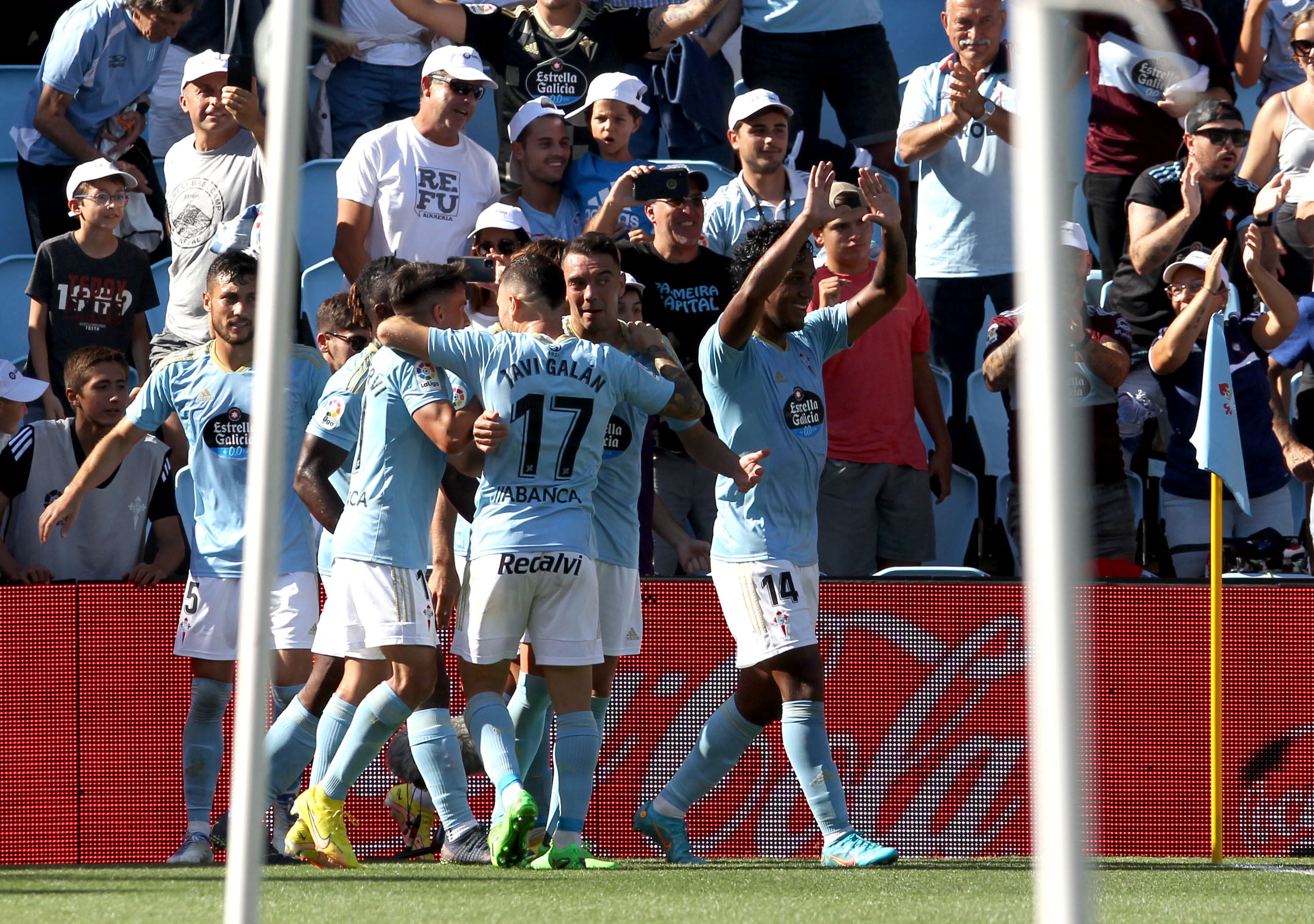VIGO (PONTEVEDRA), 13/08/2022.- Los jugadores del Celta de Vigo celebran el segundo gol conseguido ante el Espanyol, en el partido de la primera jornada de Liga celebrado en el estadio Balaídos de Vigo. EFE/Salvador Sas