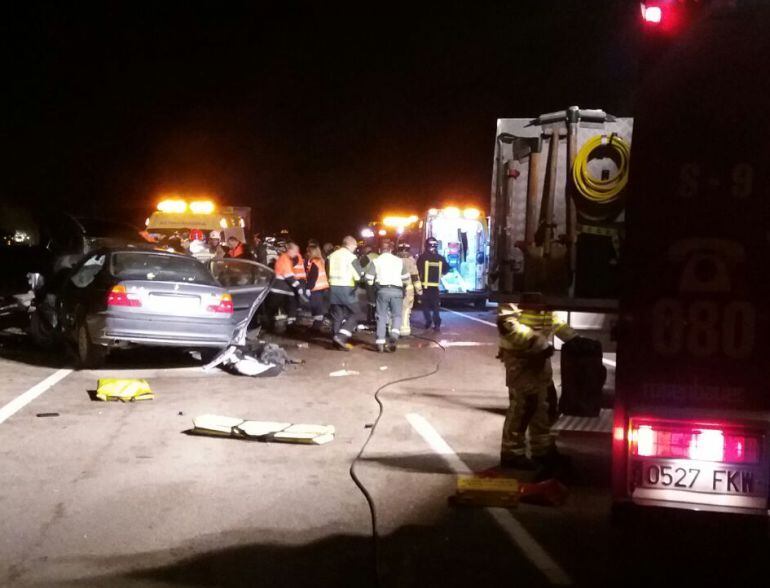 Los servicios de emergencia en el lugar del choque frontal, en la N232 a la altura de El Burgo de Ebro. 