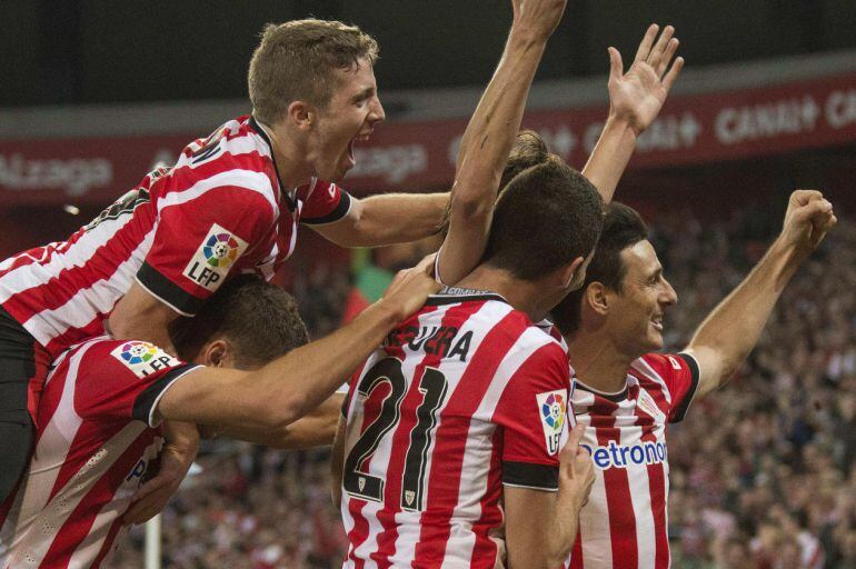 GRA546. BILBAO. 21/11/2014.- Los jugadores del Athletic Club celebran el tercer gol del equipo, conseguido por Ander Iturraspe (d), durante el partido de Liga de la jornada duodécima de Primera División que Athletic Club y RCD Espanyol juegan esta noche e