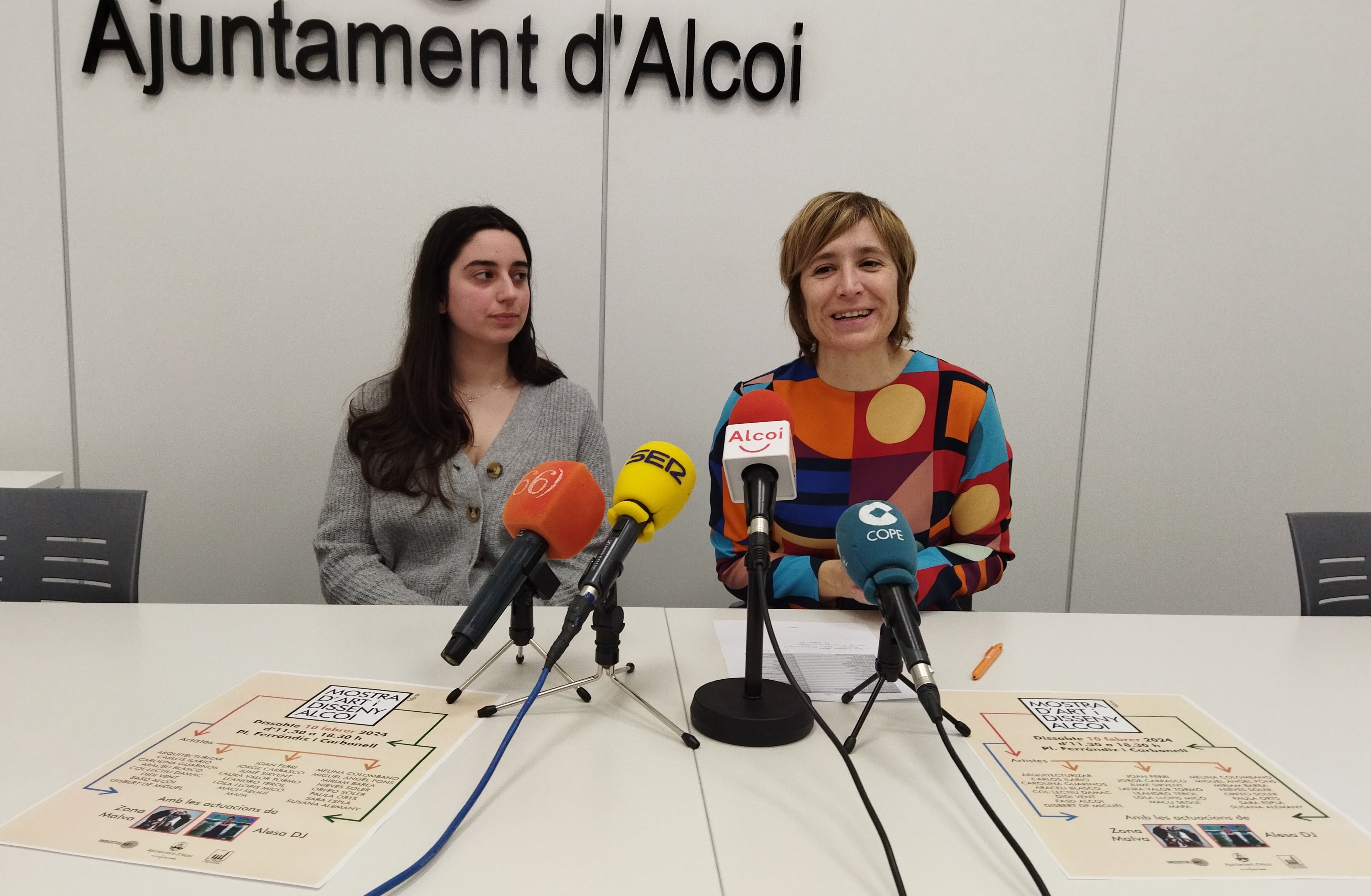 Sara Rodríguez, representante de l'EASD d'Alcoi, y Elisa Guillem, edil de Cultura, presentando la segunda edición del MADA.