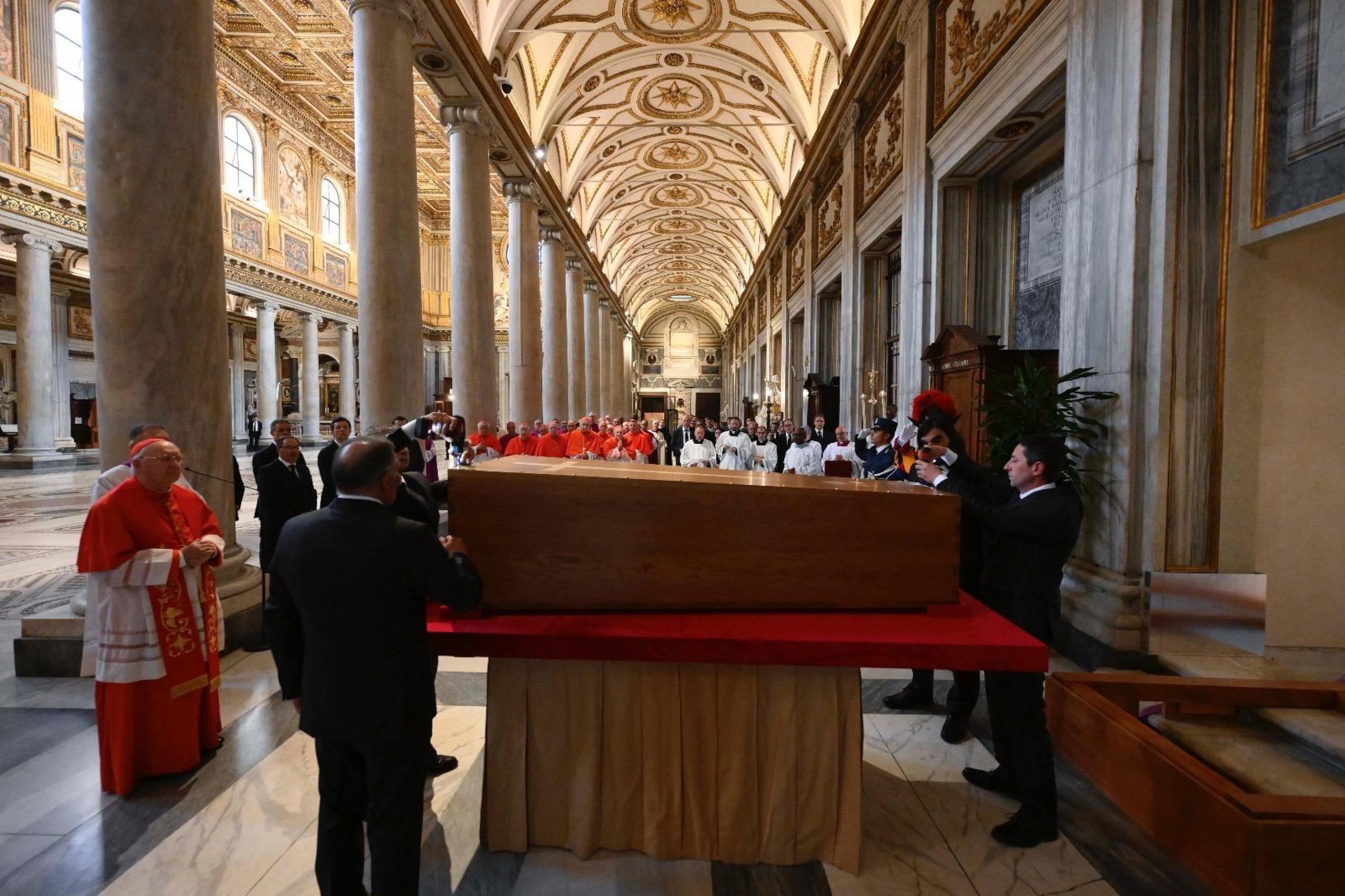 ROME (Italy), 26/04/2025.- A handout picture provided by the Vatican Media shows Cardinal Kevin Joseph Farrell (L), Camerlengo of the Holy Roman Church, presiding over the entombment of the late Pope Francis in the Basilica of Santa Maria Maggiore in Rome, Italy, 26 April 2025.Pope Francis passed away on Easter Monday, 21 April 2025, at the age of 88. According to his wishes, he will be buried in the Papal Basilica of St. Mary Major. (Papa, Cardenal, Italia, Roma) EFE/EPA/VATICAN MEDIA HANDOUT HANDOUT EDITORIAL USE ONLY/NO SALES