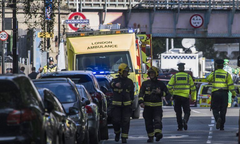 Miembros de los servicios de emergencia acordonan la zona de la estación de metro Parsons Green en Londres (Reino Unido).