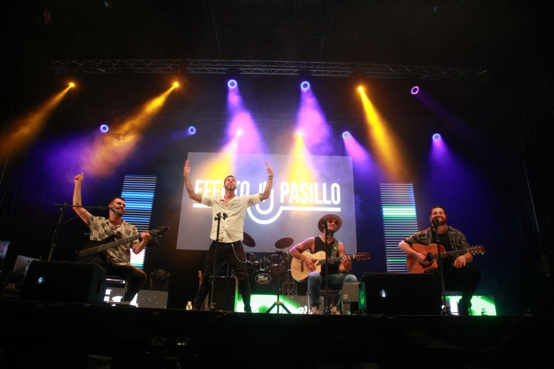 Efecto Pasillo durante su actuación en la Gira &quot;Déjate llevar&quot; de Cadena Dial