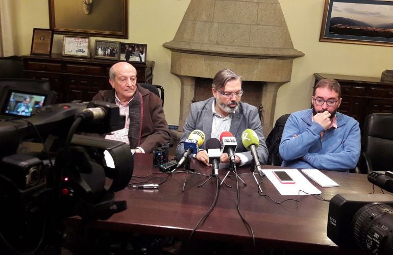 Santiago Antón (dcha), Fernando Pizarro (centro) y Juan Ramón Santos (dcha) durante la presentación de la exposición &quot;Trazos del Salón. Una Obra Abierta&quot;