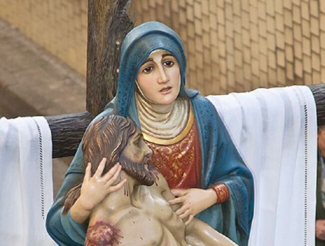 La imagen de la Santísima Virgen de la Piedad procesiona en el acto de Piedad y Reconciliación del Sábado de Pasión