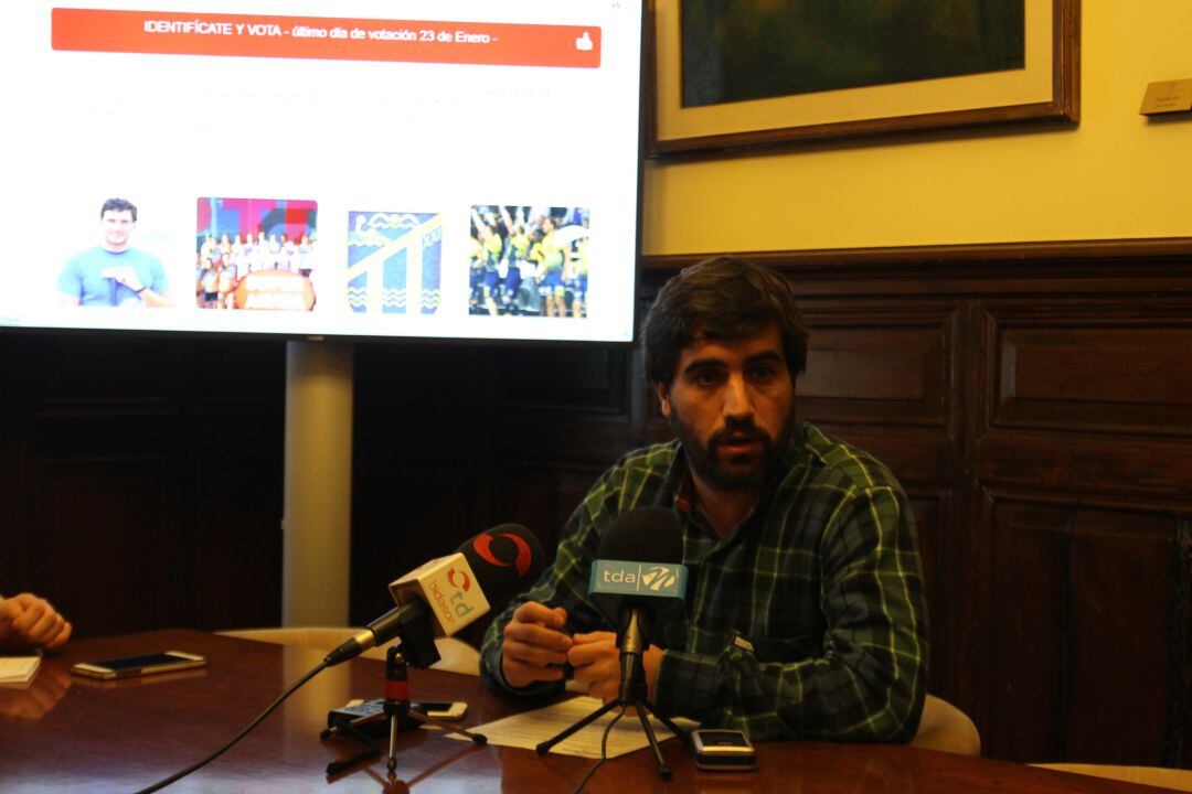 Borja Olazabal, delegado de Deportes, anuncia la próxima gala de entrega de los premios al deporte irundarra. 