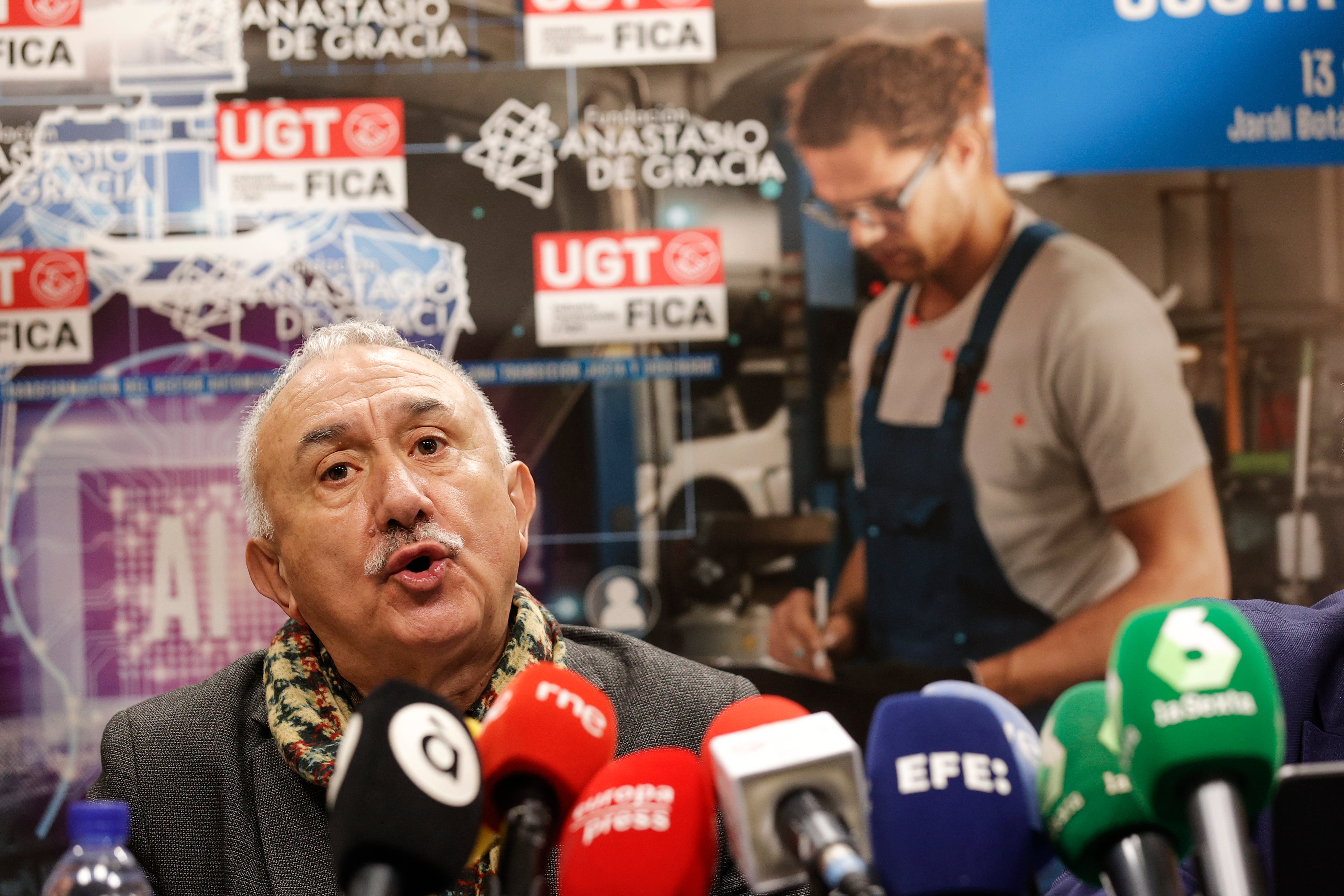  El secretario general de UGT, Pepe Álvarez (2º izqda), presenta las jornadas La Transformación del Sector Automovilístico. EFE/Manuel Bruque