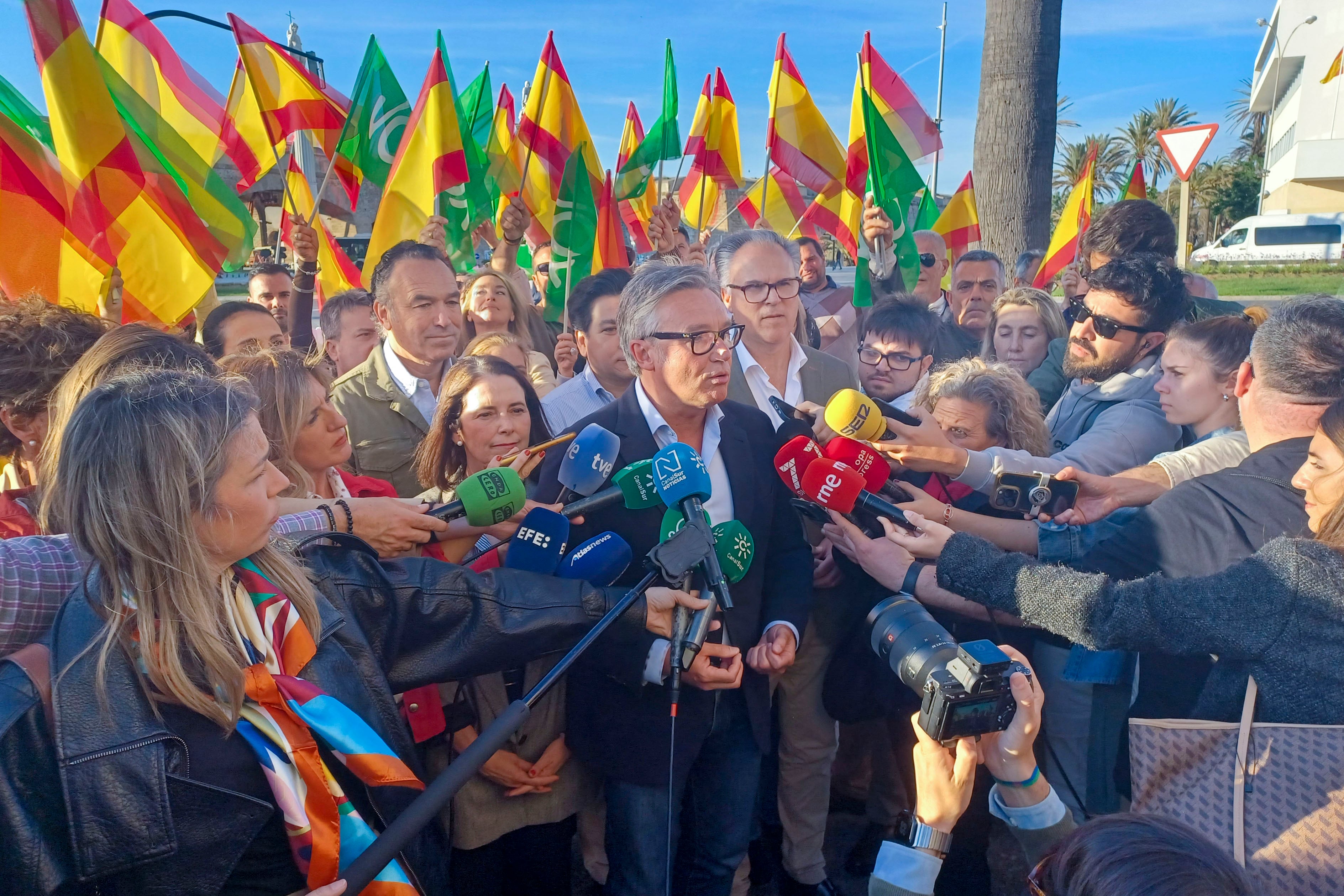 Cádiz, 30/04/2026.- El candidato de Vox a la presidencia de la Junta de Andalucía, Manuel Gavira (c), ha arrancado la campaña electoral en Cádiz incidiendo en que este partido se presenta a las elecciones autonómicas del próximo 17 de mayo con el objetivo de que los andaluces "sean lo primero". EFE/Isabel Laguna