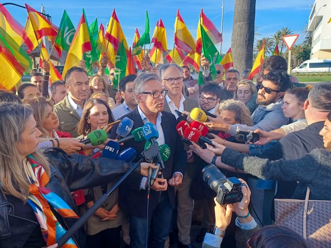 Cádiz, 30/04/2026.- El candidato de Vox a la presidencia de la Junta de Andalucía, Manuel Gavira (c), ha arrancado la campaña electoral en Cádiz incidiendo en que este partido se presenta a las elecciones autonómicas del próximo 17 de mayo con el objetivo de que los andaluces "sean lo primero". EFE/Isabel Laguna