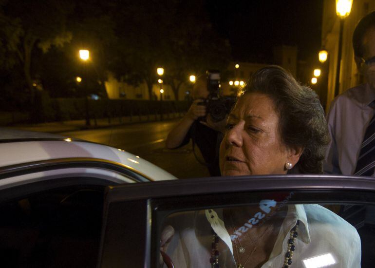 La senadora y exalcaldesa de Valencia Rita Barberá a su salida esta noche de su domicilio en Valencia.