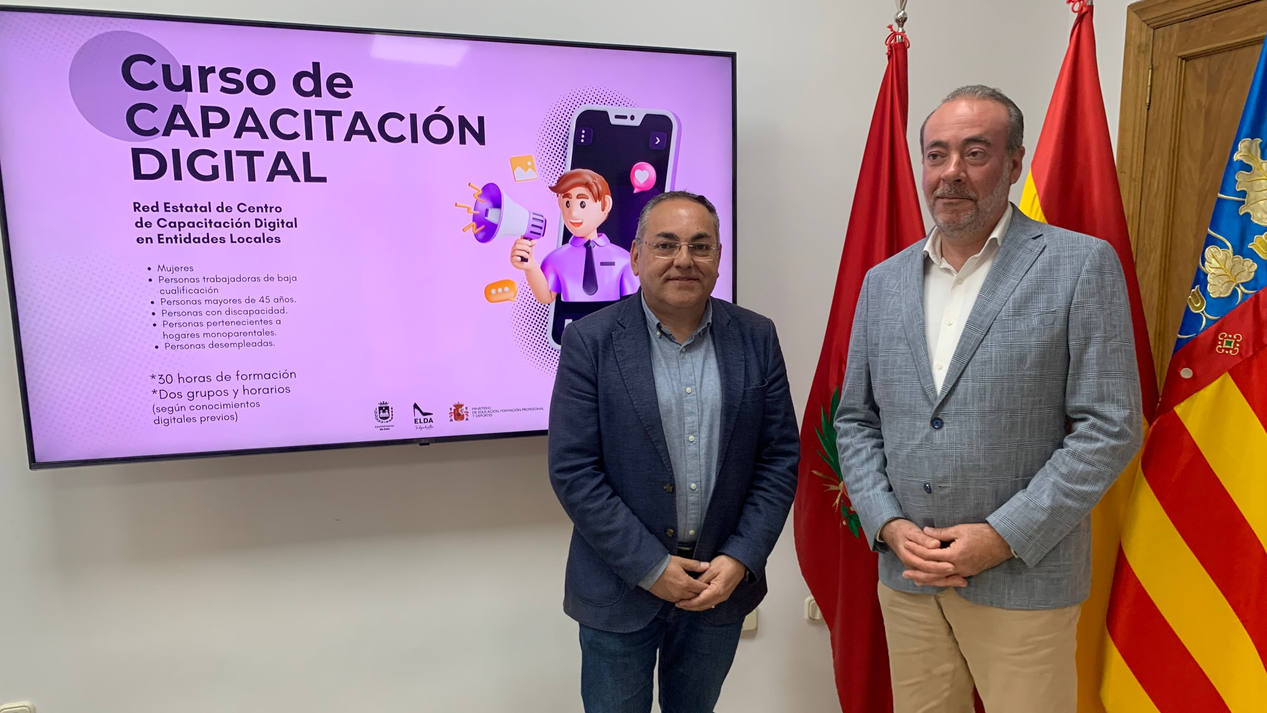 Enrique Quílez, concejal de Brecha Digital de Elda; junto a Jaime Fabra, responsable de formación de la empresa Nunsys