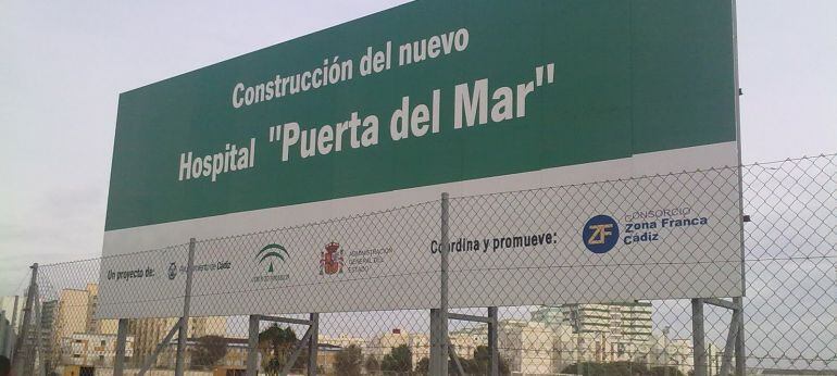 Cartel en el que se anunciaba la construcción del nuevo hospital de Cádiz, proyecto paralizado por la Junta