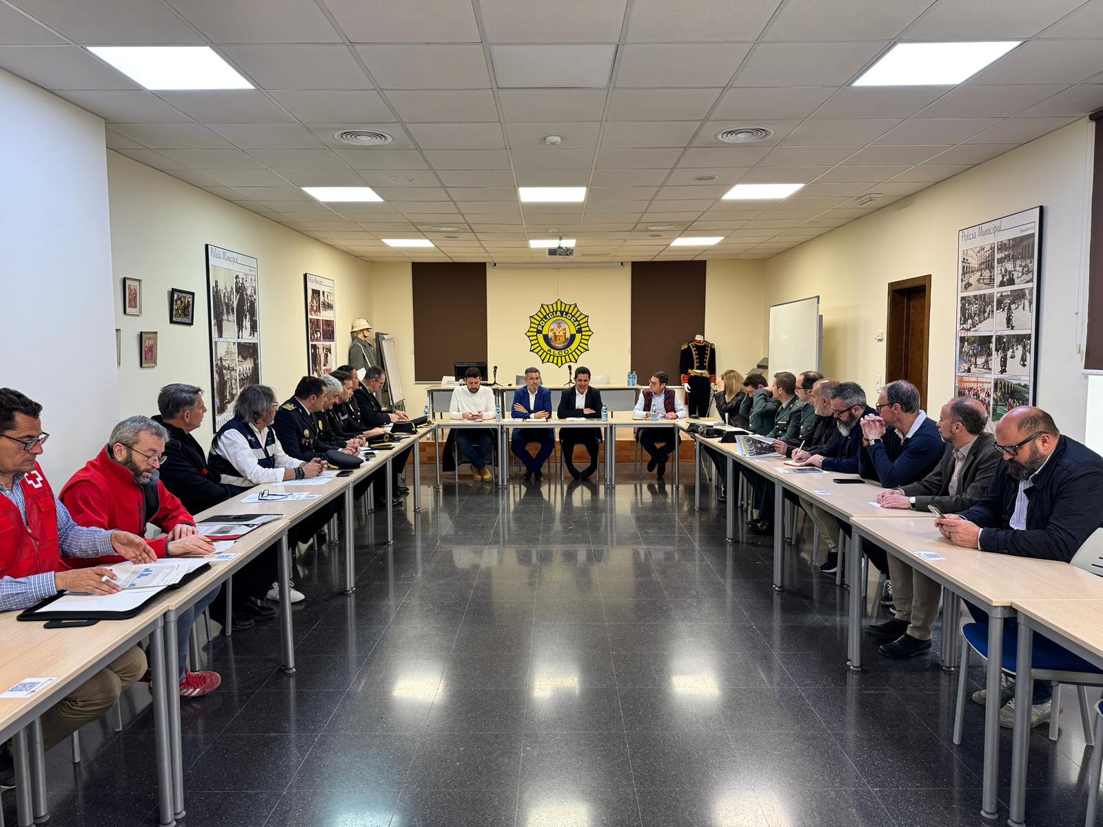 La Junta Local de Seguridad para las Fiestas de Moros y Cristianos de Alcoy se ha celebrado este jueves y ha estado presidida por el alcalde Antonio Francés  y el subdelegado del Gobierno Manuel Pineda.