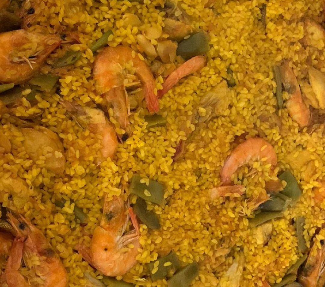 Paella de verduras y marisco