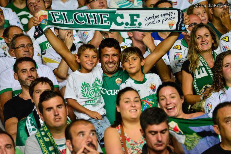 Aficionados del Elche en un partido en el Martínez Valero