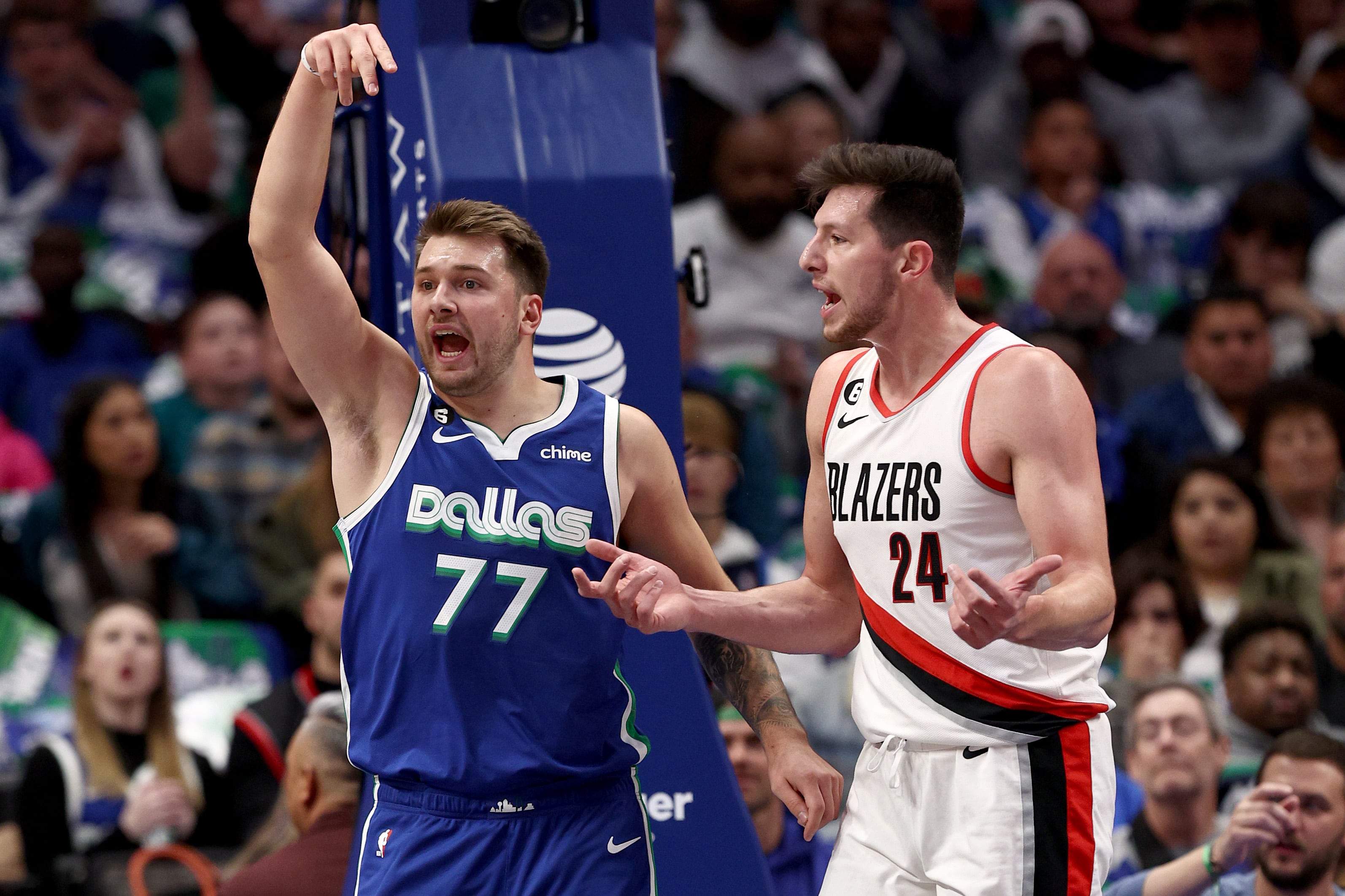 Luka Doncic reclama una falta durante el partido ante los Portland Trail Blazers.