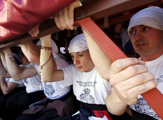 Costaleros de la Cofradía del Cristo del Abandono y la Virgen del Mayor Dolor de la Línea de la Concepción (EFE)