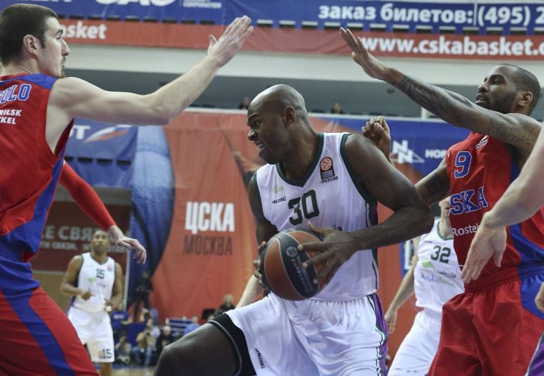 Green protege el balón ante De Colo en el partido de Moscú