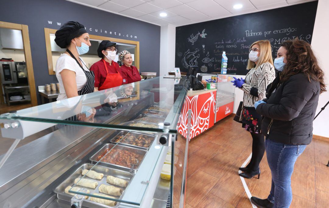 Irene Navarro, alcaldesa de Petrer, visita uno de los establecimientos colaboradores en el programa