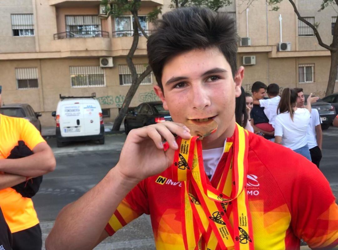 Hugo Franco posa con sus cuatro medallas.