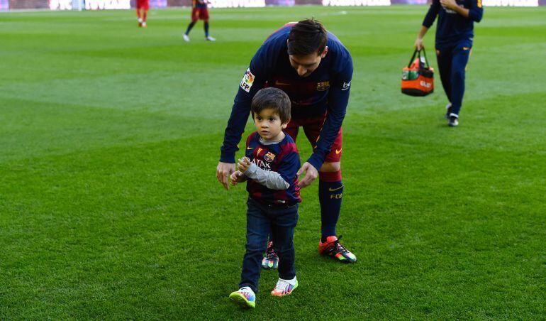 Thiago Messi, hijo de Leo, antes de un partido del primer equipo de su padre