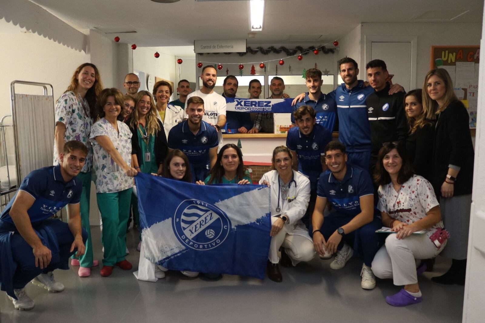 El Xerez DFC cumple un año más con la tradición de llevar juguetes a los niños del Hospital