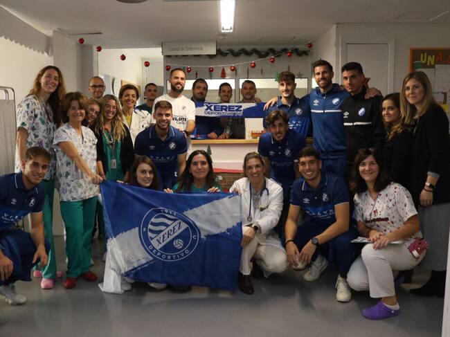 El Xerez DFC cumple un año más con la tradición de llevar juguetes a los niños del Hospital