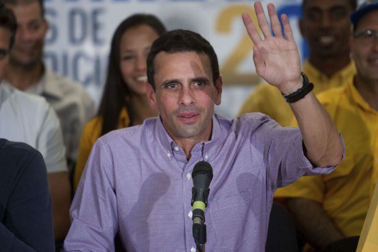 El líder opositor venezolano, excandidato presidencial y gobernador del estado Miranda, Henrique Capriles, ofrece una conferencia de prensa acompañado de varios de los 99 diputados electos