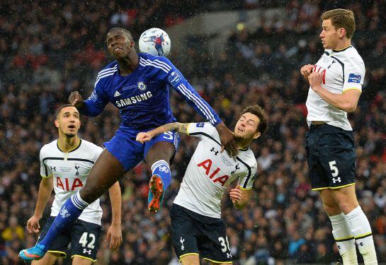 Chelsea&#039;s French defender Kurt Zouma (2nd L) vies with Tottenham Hotspur&#039;s English midfielder Ryan Mason (2nd L) during the English League Cup Final football match between Chelsea and Tottenham Hotspur at Wembley Stadium in north London on March 1, 2015. 