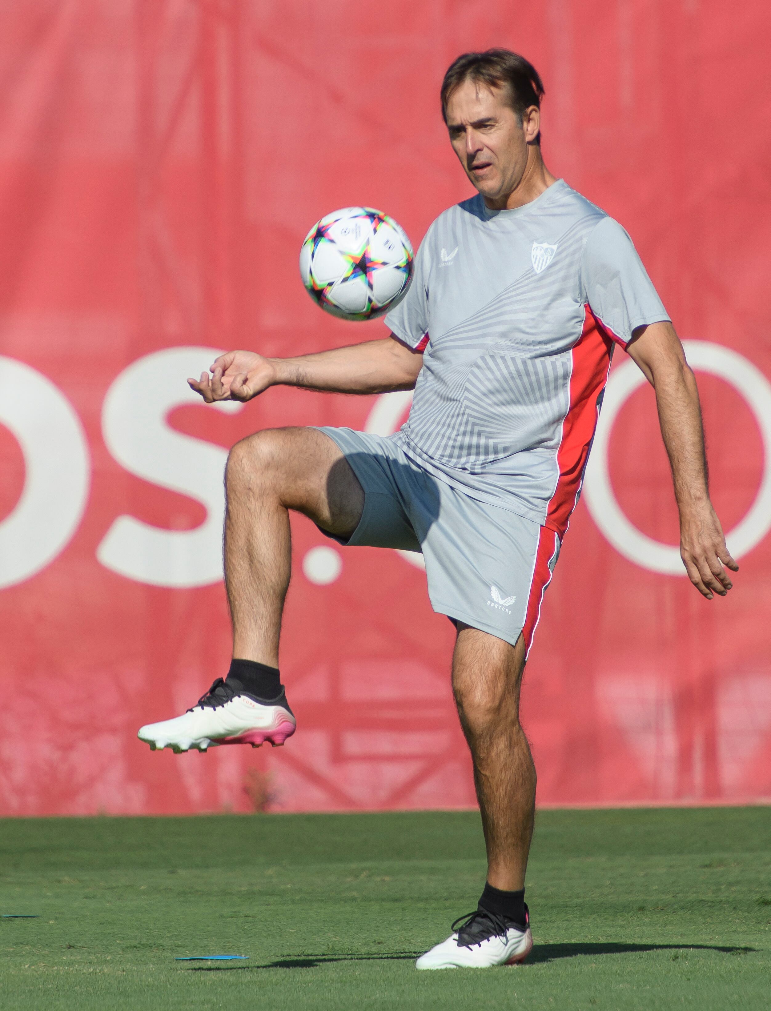 GRAFAND2778. SEVILLA, 05/09/2022.- El entrenador del Sevilla, Julen Lopetegui, con un balón durante el entrenamiento que su equipo ha mantenido esta mañana en la Ciudad Deportiva previo al primer partido de la fase de grupos de la Liga de Campeones que mañana jugarán ante el Manchester City en el estadio Sánchez Pizjuán. EFE/ Raúl Caro