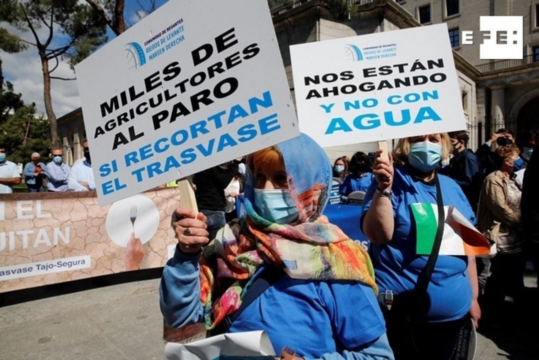 Manifestantes ante el Ministerio para la Transición Ecológica