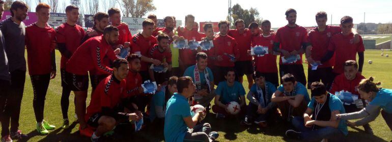 Niños de la Asociación APAD han compartido unos minutos con la primera plantilla con motivo del Día Mundial del Autismo